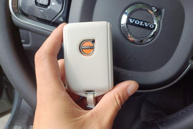 Used Volvo XC60 New Energy 2024 T8 Plug-in Hybrid Long-Range All-Wheel Drive Smart Luxury Edition
