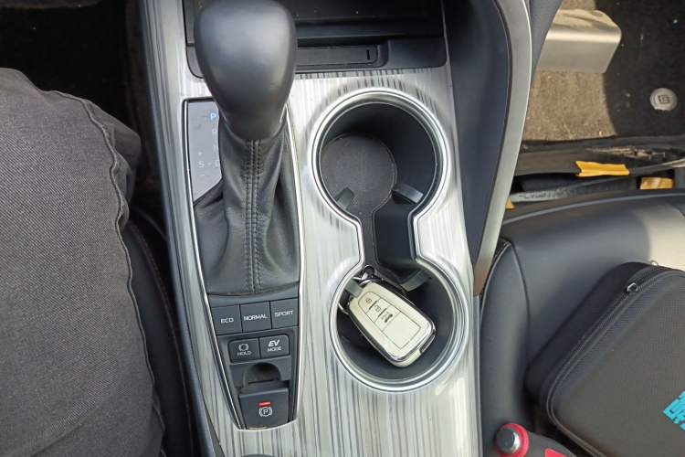 Used Toyota Camry 2019 Dual-Engine 2.5 HG Luxury Edition China V Standard
