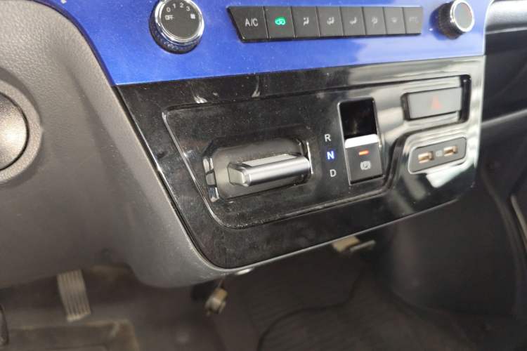 Used Dongfeng Yufeng EM26 2023 High-End Model 41.86 kWh CATL Gear Lever