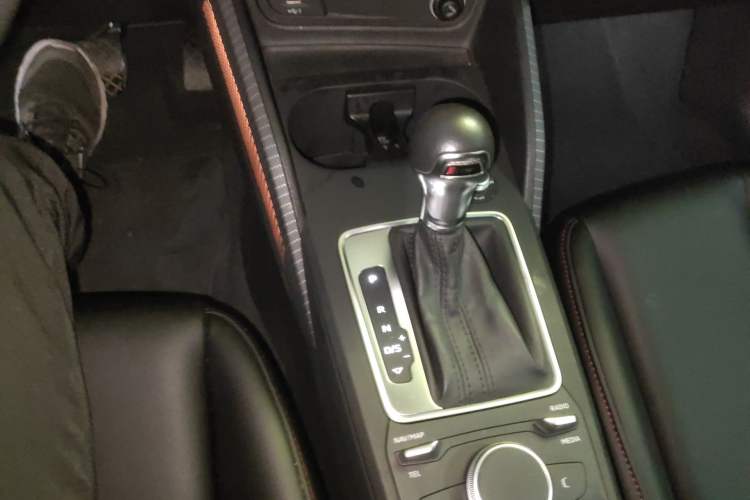 Used Audi Q2L 2018 35 TFSI Launch Exclusive Edition China VI Gear Lever