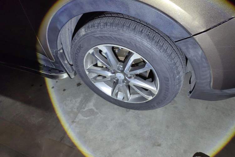 Used Hyundai Santa Fe 2013 2.0T Automatic All-Wheel Drive Prestige Version Right Front Wheel Hub