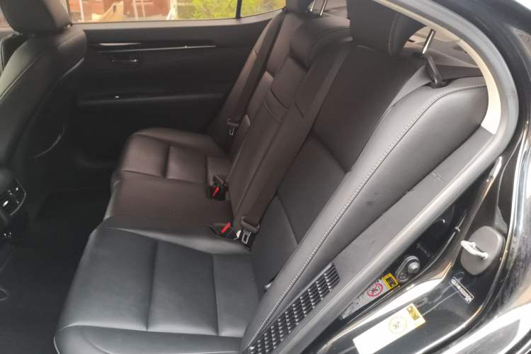 Used Lexus ES 2013 300h Elite Edition
