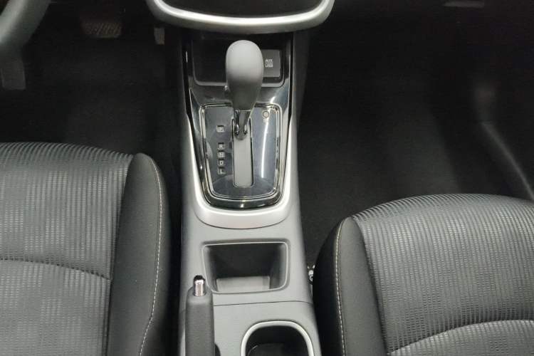 Used Nissan Tiida 2016 1.6L CVT Cool Dynamic Edition Gear Lever