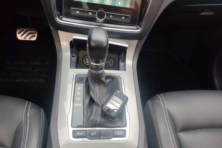 Used Roewe RX5 2018 20T Two-Wheel Drive Automatic Internet Smart Edition
