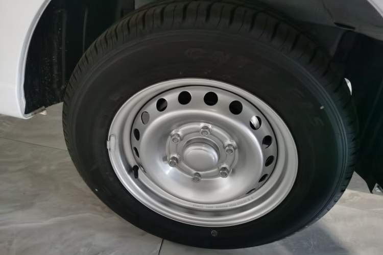 Used Wuling Yangguang 2024 300KM Comfort Version Passenger Van 75kW