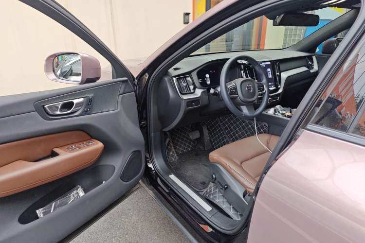 Used Volvo XC60 2025 B5 4x4 Smart Luxury Edition