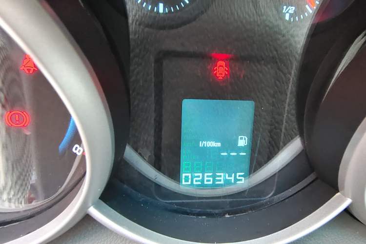 Used Chevrolet Cruze 2012 1.6L SL Grand Edition Manual Transmission Odometer Close Up