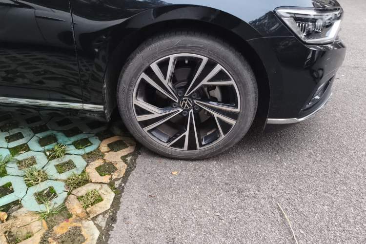 Used Volkswagen Magotan 2021 330TSI DSG 30th Anniversary Edition Right Front Wheel Hub