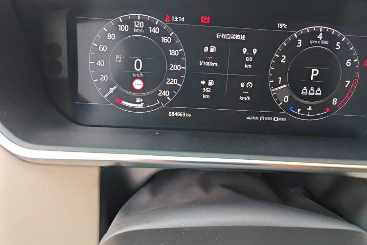 Used Land Rover Range 2022 3.0 L6 400 PS Classic Extended Version Odometer Close Up