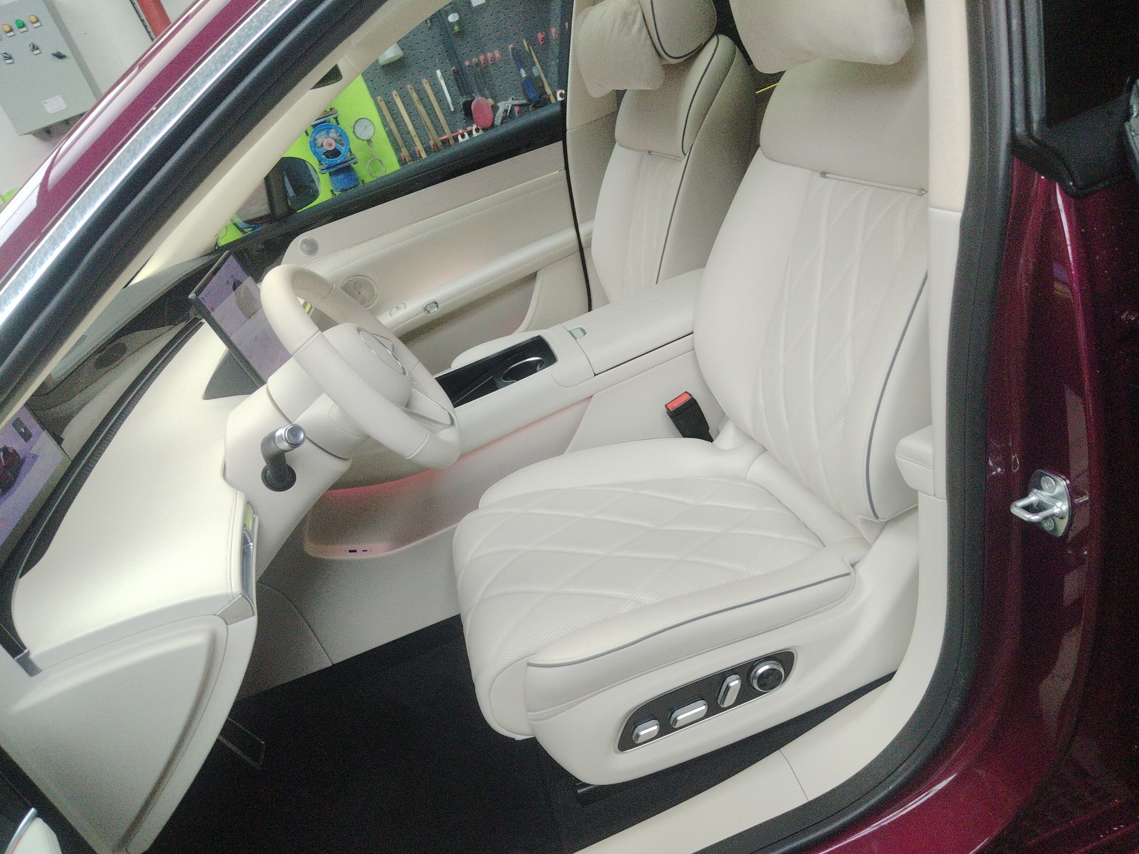 المقاعد الأمامية داخل السيارة