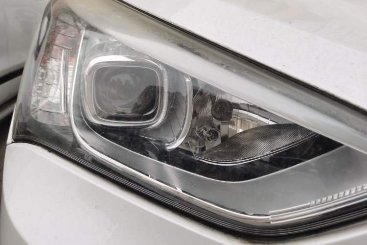 Used Hyundai Santa Fe 2013 2.4L Automatic Two-Wheel Drive Smart Version Right Front Headlight