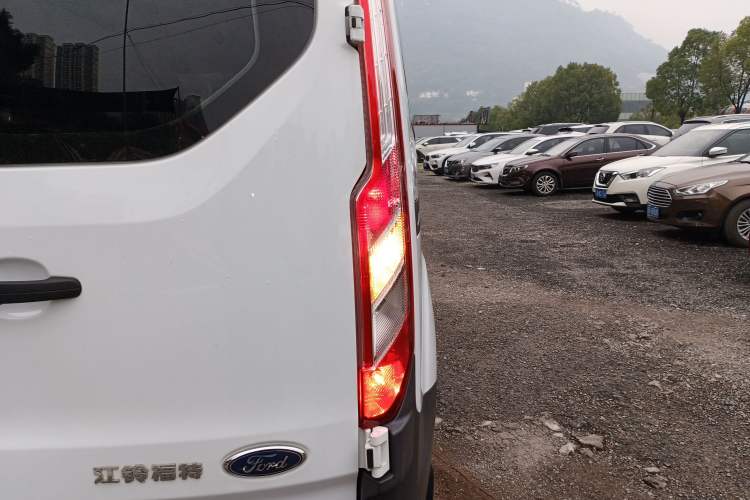Used Ford Transit 2020 2.0T Diesel Multi-Function Commercial Vehicle Mid-Chassis Low-Roof Design with Dual Rear Doors Meeting China VI Emission Standards
