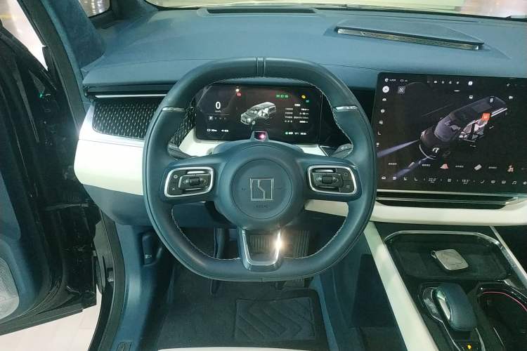 Used Zeekr 009 2024 7-Seater Walk-Through Version Four-Wheel Drive 108 kWh Steering Wheel