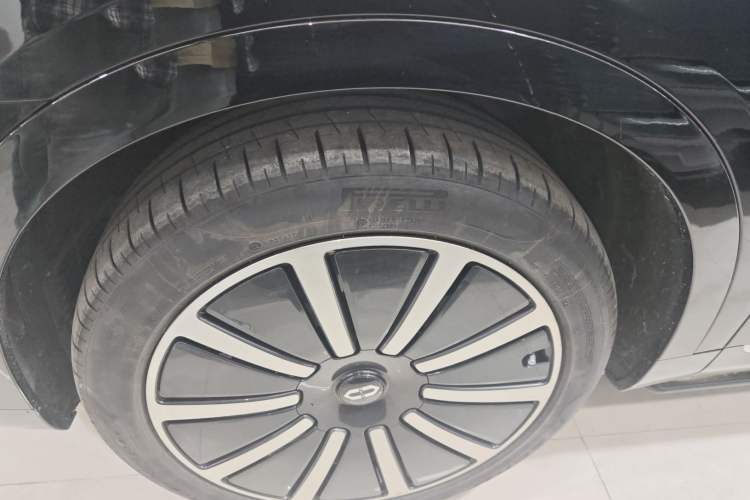 Used Hima AITO M9 2025 Extended-Range Ultra Version 52 kWh 6-Seater Left Front Wheel Hub