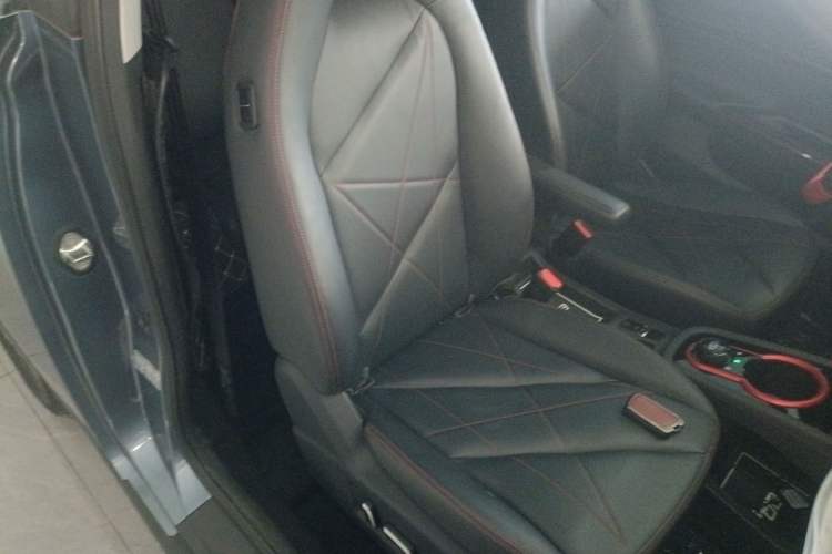 Used Chery QQ Little Ant 2022 Restyled Version Sweet Pink Edition Half-Sugar Version 28.8 kWh 30 kW 301 km Right Front Seat