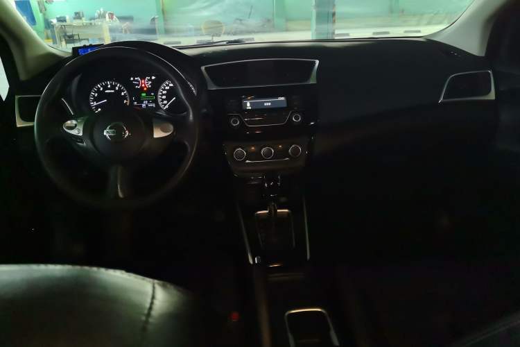 Used Nissan Sylphy 2019 1.6XV CVT Smart Connect Luxury Edition China VI Standard Center Console