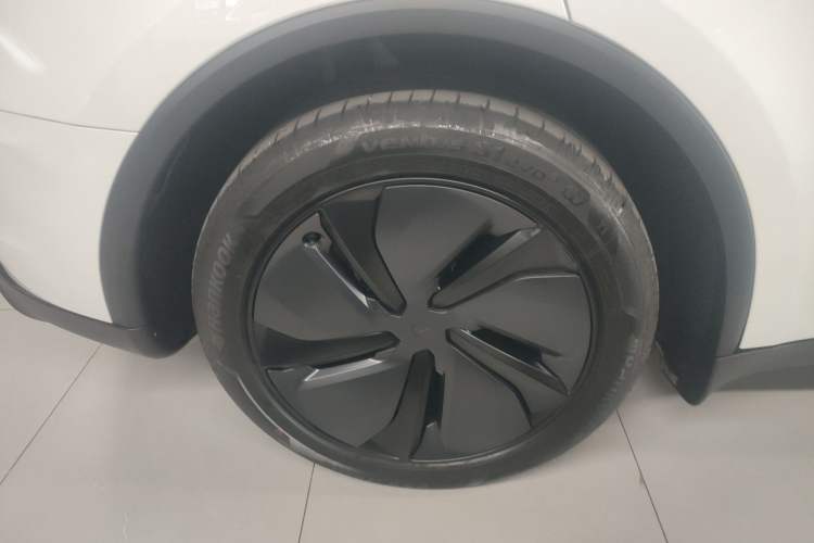 Used Tesla Model Y 2025 Long-Range All-Wheel-Drive Version
