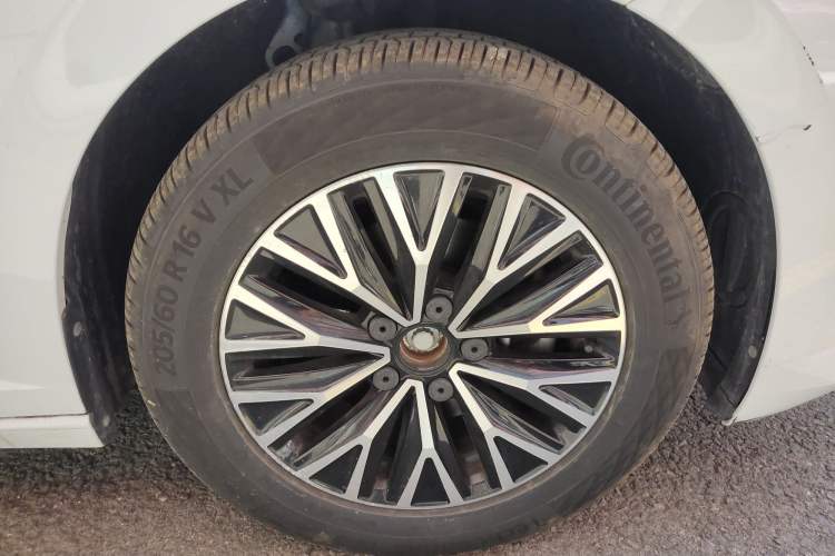 Used Volkswagen Sagitar 2019 200TSI DSG Comfort Version China VI Standard Right Front Wheel Hub