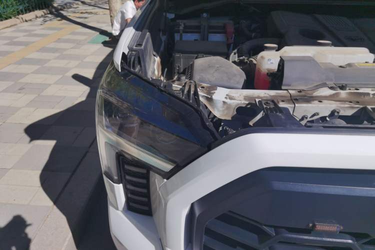 Used Toyota Tundra  Right Front Headlight