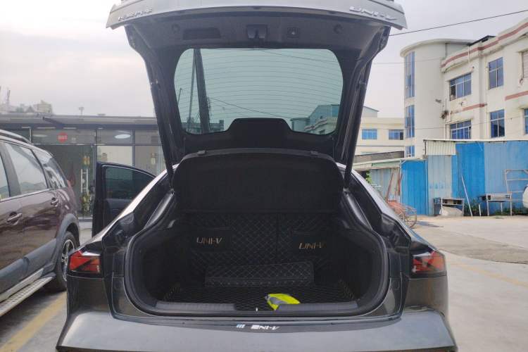 Used CHANGAN UNI-V 2022 1.5T Prestige Version Trunk