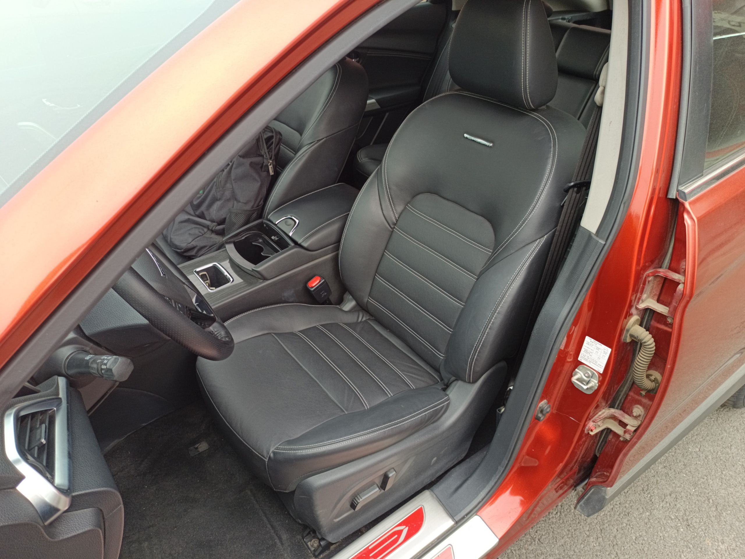 Переднее сиденье в автомобиле