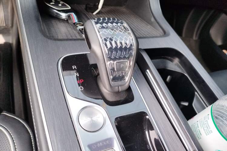 Used GAC Trumpchi GS8 2022 Linghang Series 2.0 TGDI Two-Wheel Drive Luxury Smart Connectivity Version (6 Seats) Gear Lever