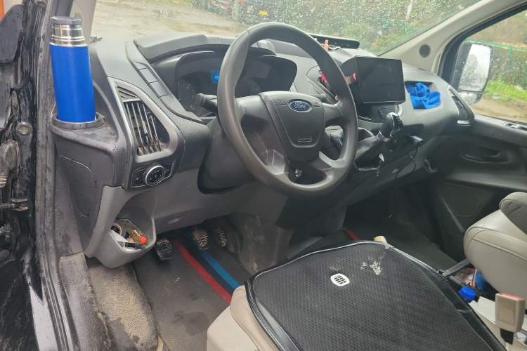 Used Ford Transit 2017 2.0T Diesel Multi-Purpose Commercial Vehicle Mid-Drive Mid-Roof China IV Standard
