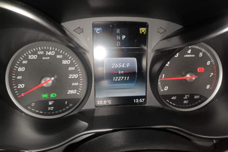 Used Mercedes-Benz GLC 2017 GLC 260 4MATIC Luxury Model Odometer Close Up