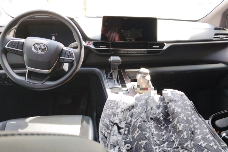 Used Toyota Granvia 2024 2.5L Hybrid Luxury Edition Interior 2