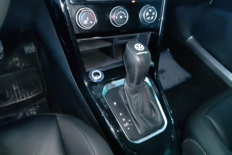 Used Volkswagen T-ROC 2019 280TSI DSG Two-Wheel Drive Comfort Version China VI Standard Gear Lever