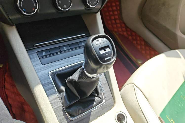 Used Skoda Octavia 2015 1.6L Manual Yijun Edition Gear Lever
