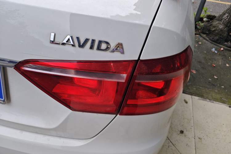 Used Volkswagen Lavida 2013 Revised Classic 1.6L Automatic Fashion Edition Exterior 3