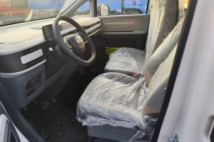 Used SAIC MAXUS Dana V1 2025 V1+ Long Wheelbase Low-Roof Multi-Function Version (62 kWh)