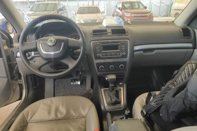 Used Skoda Octavia 2013 1.6L Automatic Elegance Edition Center Console