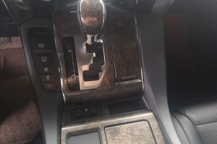 Used Toyota Vellfire 2023 Crown Dual-Engine 2.5L HV Ultimate Edition
