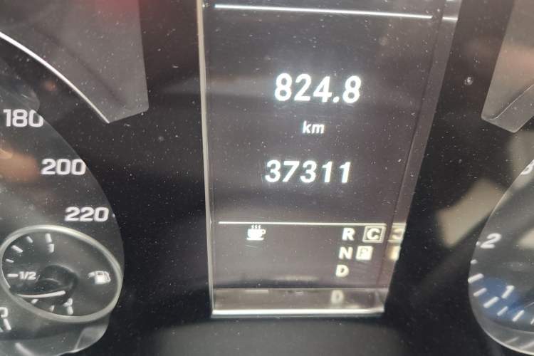 Used Mercedes-Benz Vito 2023 2.0T Business Version 7 Seats Odometer Close Up