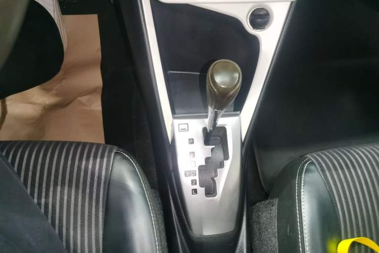 Used Toyota YARiS L Zhi Xuan 2015 1.5G Automatic Xuan Dong Sunroof Special Edition Gear Lever