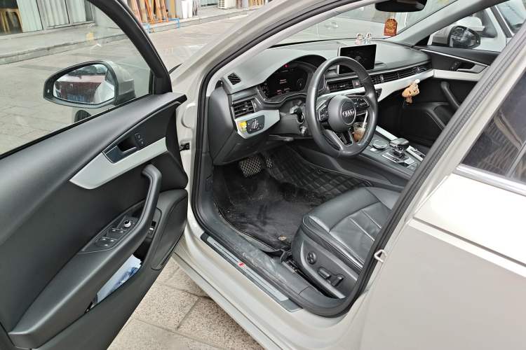 Used Audi A4L 2019 40 TFSI Fashion Edition China VI Emission Standard Driver Seat