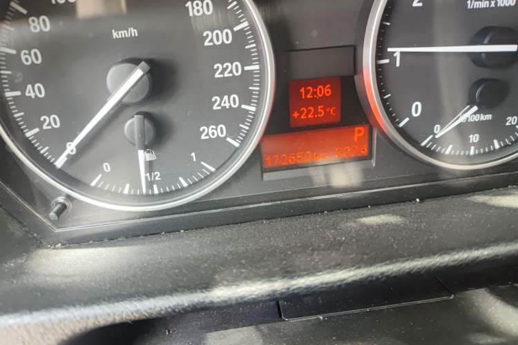 Used BMW X1 2015 sDrive18i Fashion Upgrade Edition Odometer Close Up