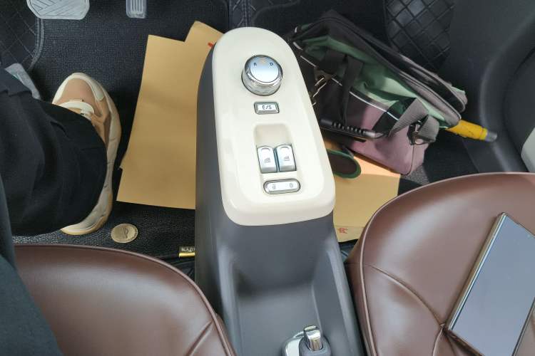 Used CHANGAN NEVO Lumin 2023 301km Honey Dew Edition Gear Lever