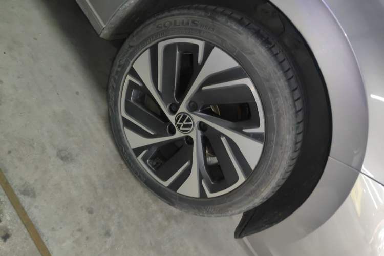 Used Volkswagen Bora 2023 200TSI DSG SmartDrive PRO Edition Right Front Wheel Hub