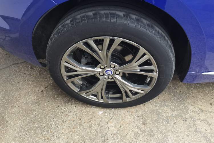 Used Jaguar F-PACE 2019 2.0T Four-Wheel Drive Urban Luxury Edition Right Rear Wheel Hub