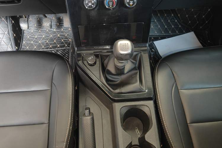 Used Wuling Hongguang PLUS 2019 1.5T Manual Luxury 7-Seater Gear Lever