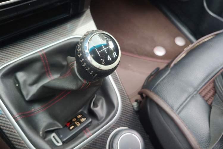 Used Haval H5 Classic 2015 2.0L Manual Two-Wheel Drive Entry-Level Trim Gear Lever