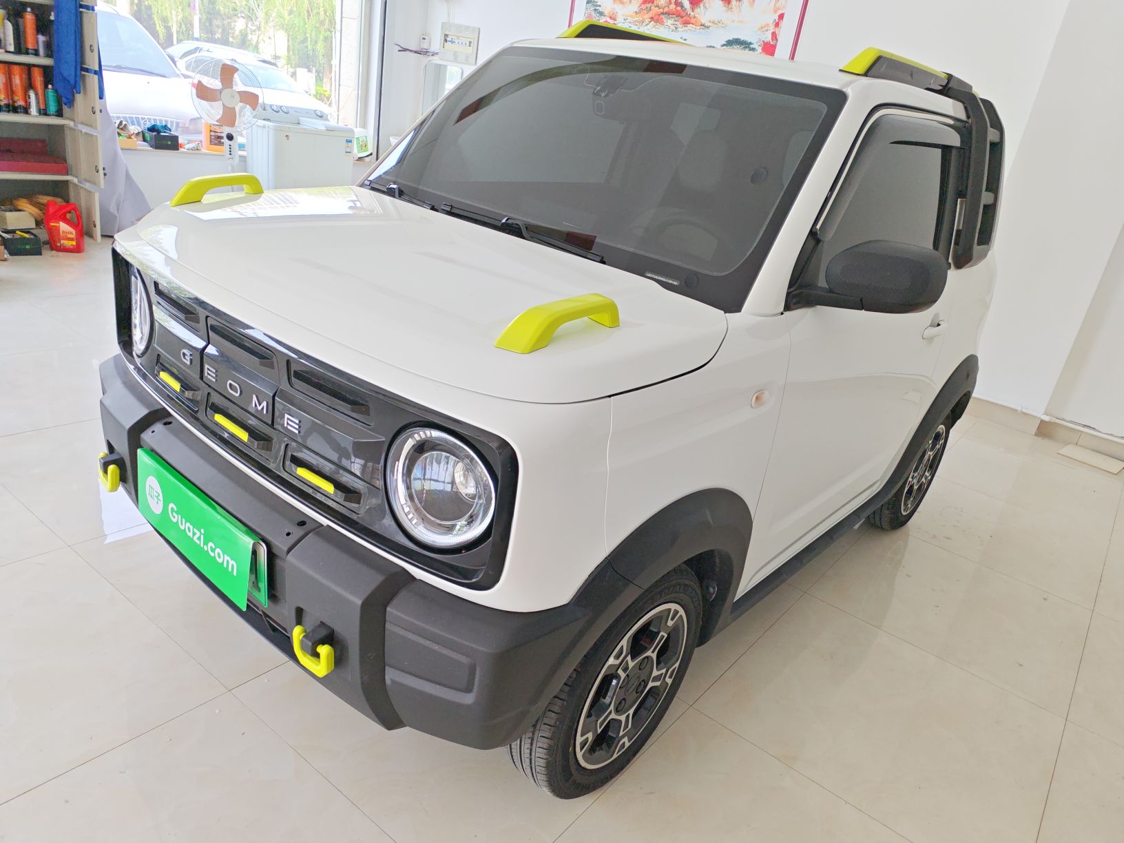 تحت مقدمة السيارة