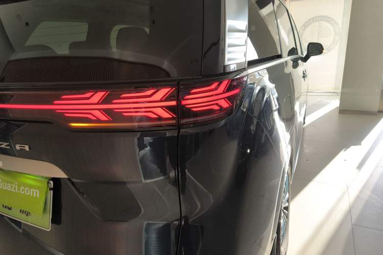 Used Denza D9 2022 DM-i 970 Four-Wheel Drive Flagship Model
