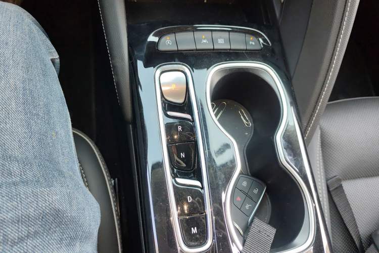 Used Buick Envision 2022 Encore S 652T Two-Wheel-Drive Luxury Model
