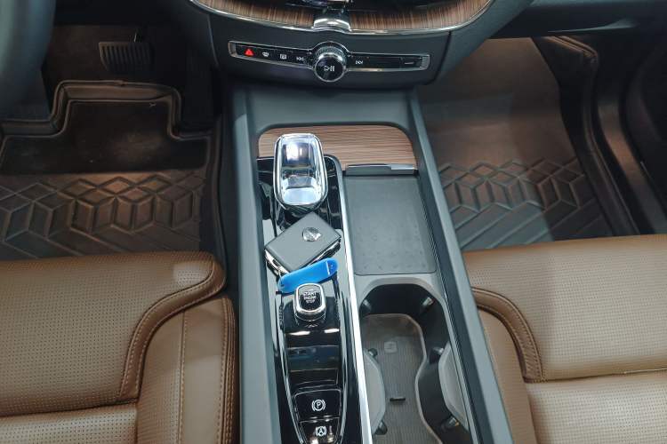 Used Volvo XC60 New Energy 2025 Plug-in Hybrid Long-Range All-Wheel Drive Smart Luxury Edition Gear Lever