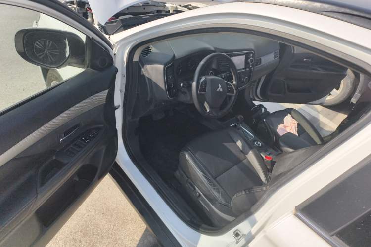 Used Mitsubishi Outlander 2013 2.4L 4x4 Luxury Navigation Edition 5 Seats Driver Seat