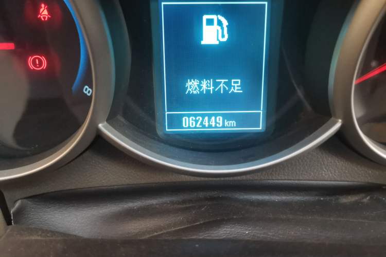 Used Chevrolet Cruze 2015 1.5L Classic SL MT Odometer Close Up